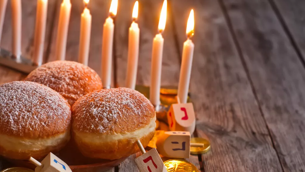 אשתו-כגופו-ודין-מהדרין-במצוות-נר-חנוכה
