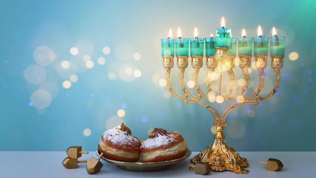 נרות-חנוכה-יולדת-ובעלה-השוהים-בבית-החולים