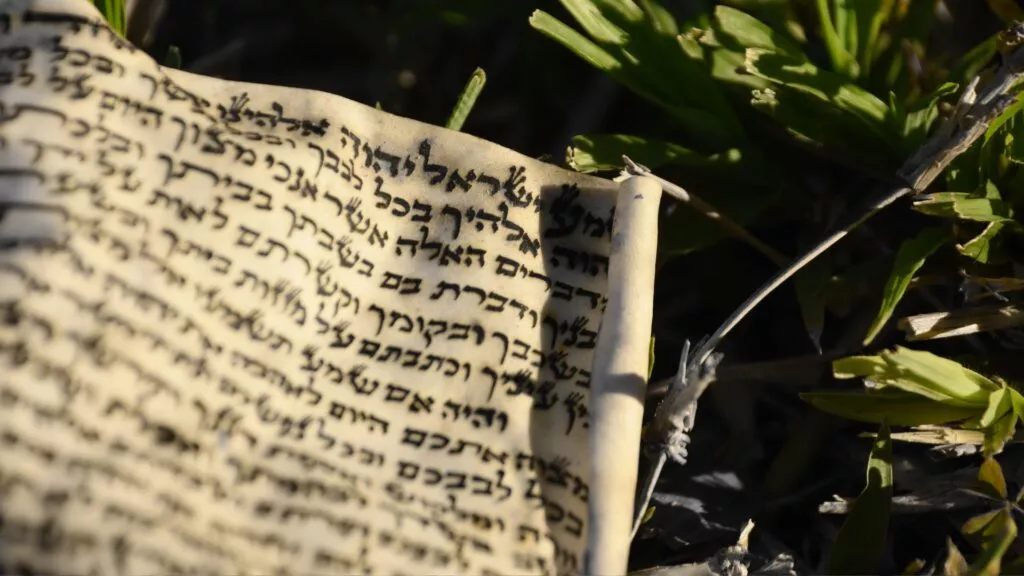 בית שאין בו מזוזה האם מותר לישון בו