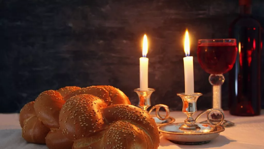הדלקת נרות לגרושה שחזרה לגור בבית הוריה